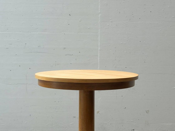 Image 1 of Ronde bijzettafel met gietijzeren voet, jaren 70