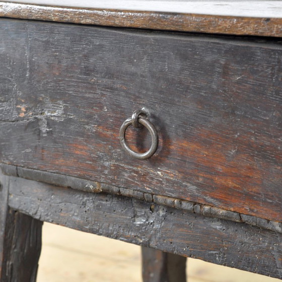 Image 1 of Mesita auxiliar española de roble, siglo XVIII.