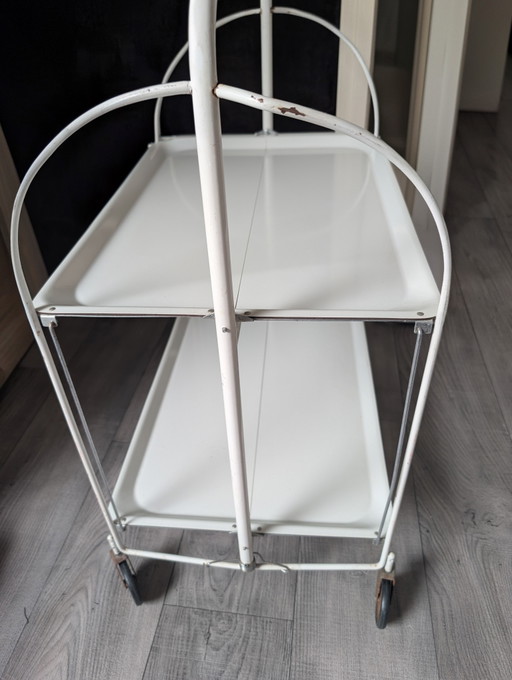 Servierwagen im Vintage-Design. Mitte des 20. Jahrhunderts.