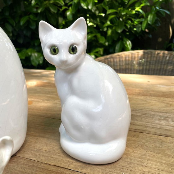 Image 1 of Set di 3 statuette vintage di gatti in ceramica bianca con occhi verdi.