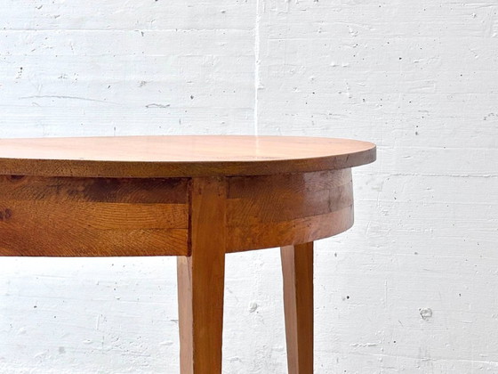 Image 1 of Round dining table made of solid alder wood
