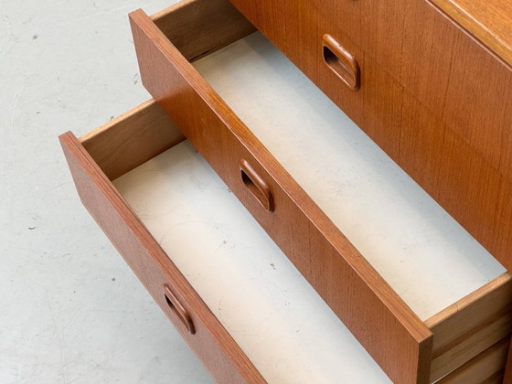 Image 1 of Cómoda de mediados de siglo con patas chapadas en teca, década de 1960.