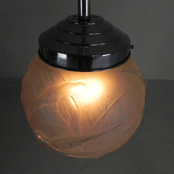 Image 1 of Art Deco hanglamp met geetste glazen bol met meerdere vogels, zwaluwen, jaren 30