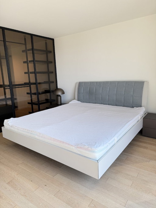 Sistema letto Interlübke Izzy 200x220 cm – sospeso – laccato grigio opaco – letto di design