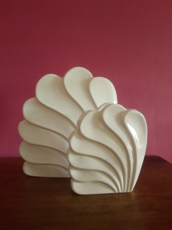 Conjunto Único de Jarrones Decorativos de Porcelana Blanca con Forma de Concha Mid-Century, Set Revival Art (photo 8 of 15)