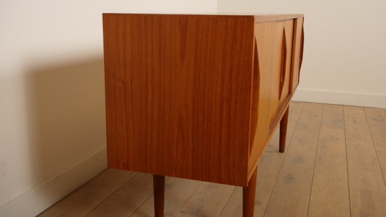 Aparador de madera con puertas correderas, Aparadores, Marrón, Mid Century Modern (foto 6 de 11)