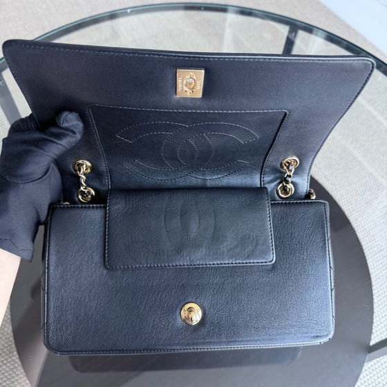 Image 1 of Borsa Chanel Seasonal Flap Mademoiselle - Pelle di vitello trapuntata, nera, con finiture dorate.