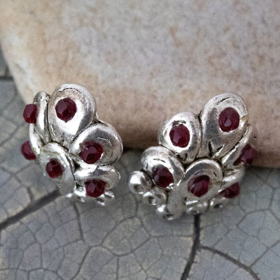 Image 1 of Boucles d'oreilles clips vintage Remy Dis Paris, métal argenté et pierres rouges