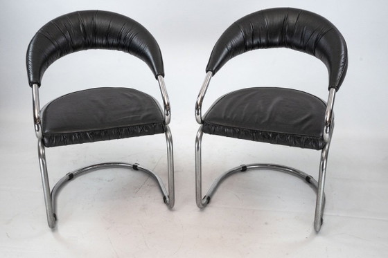 Image 1 of Een paar stoelen van chroom en kunstleer van Giotto Stoppino. Italië, jaren 70.
