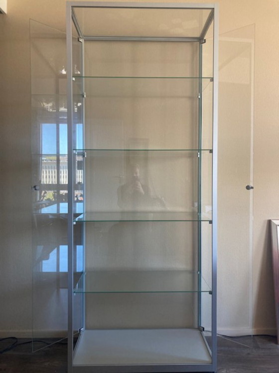 Image 1 of Sleek vitrine cabinet. 