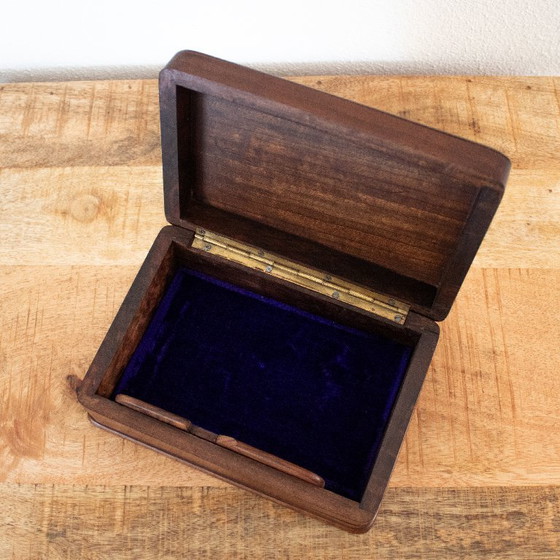 Image 1 of Boîte à bijoux vintage de style moderne du milieu du siècle : bois de noyer aux bords arrondis