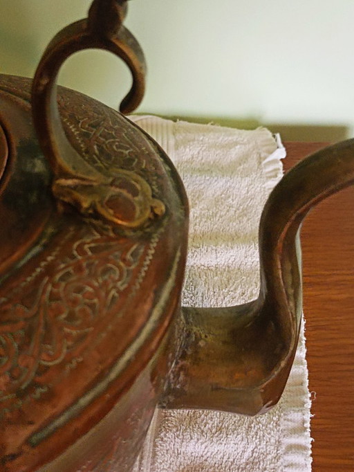 Zeldzame antieke handgehamerde koperen theeketel met komfoor-Maghreb. 