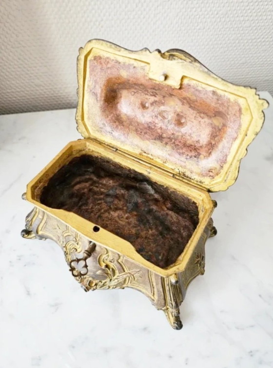 Image 1 of Ancien coffret à bijoux style Rocaille en bronze ou métal d'art doré époque Napoléon III boîte de coiffeuse de collection style 