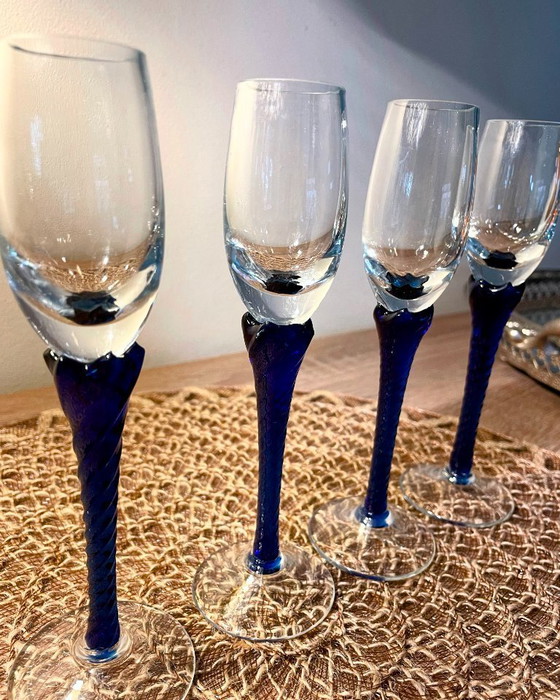 Image 1 of Carafe en verre vintage avec 4 verres – Service à liqueur à pied bleu – Articles de bar style années 50