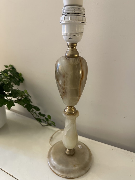 Image 1 of Lampe de table en albâtre avec détails en laiton