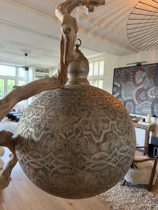 Marokkaanse hanglamp met een metalen opengewerkt design