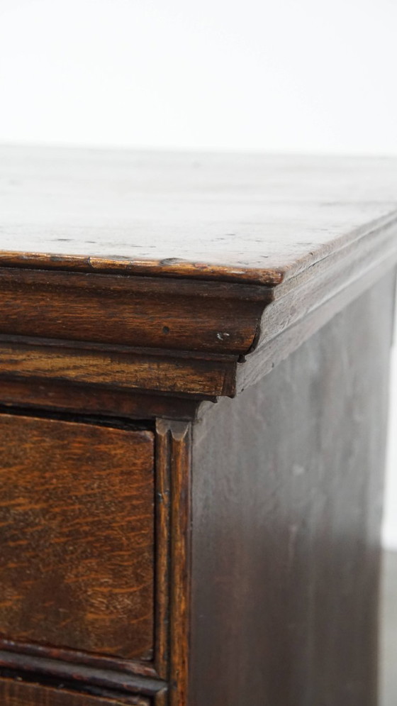Image 1 of Cómoda inglesa antigua del siglo XVIII fabricada en roble con 5 cajones.