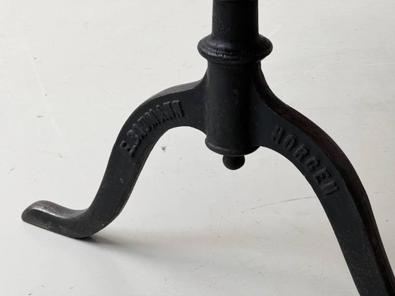 Image 1 of Mesa de centro clásica de madera de cerezo con patas de hierro fundido de Horgenglarus