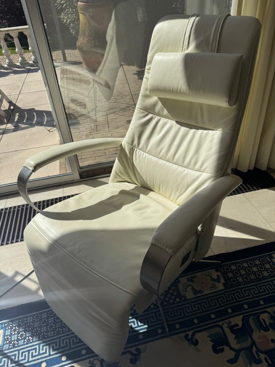 Image 1 of Prominenter elektrischer Aufstehsessel, weiß, Lee