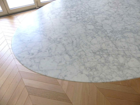Image 1 of Table " Saarinen Dining Table - Oval " en marbre Statuarietto satiné by KNOLL design Eero Saarinen - 244 cm