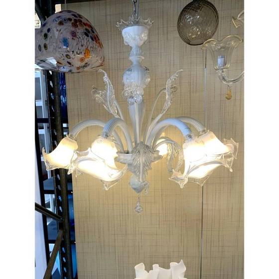 Image 1 of Lampadario in vetro veneziano in stile Murano trasparente e bianco latte con dettagli floreali e fogliacei