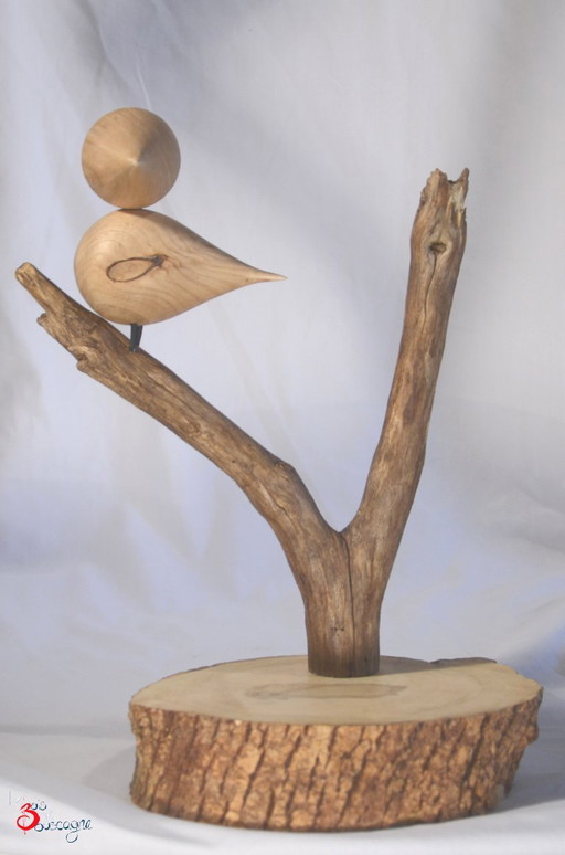 Decorative bird perched on a tree and base, handmade solid wood, Made in France, 23x30cm – beeldhouwkunst