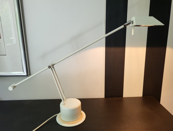 Image 1 of Lampe de table massive en métal blanc, de style post-moderne, datant des années 1980.