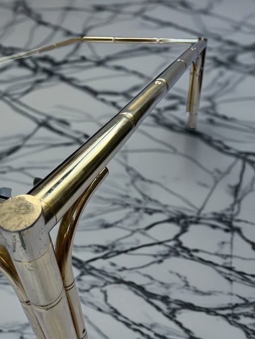 Couchtisch mit vergoldetem Messingrahmen in Bambusoptik