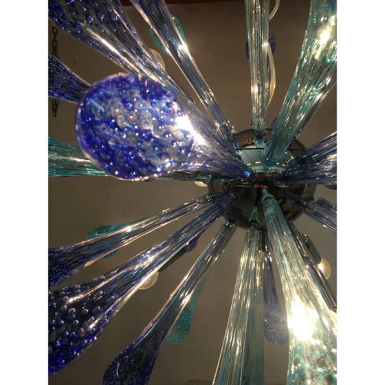 Image 1 of Lampadario Sputnik in vetro di Murano, gocce d'aria blu, con struttura in metallo cromato