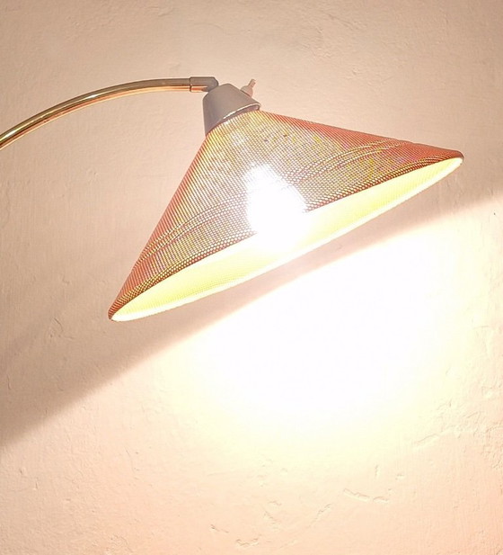 Image 1 of Lampadaire arqué en laiton et métal perforé, style moderne du milieu du siècle, années 1960