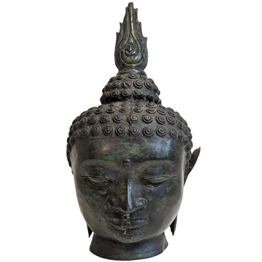 Antica testa di Buddha thailandese in bronzo con ushnisha a forma di fiamma