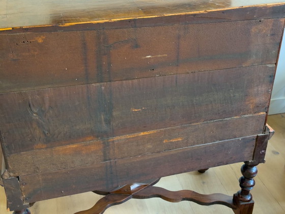 Image 1 of Elegante gabinete con patas en cruz de nogal del siglo XVII