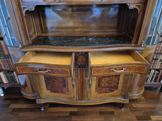 Monumentaler Schrank/Buffet im Jugendstil mit Bücherregalen (Nussbaum & Marmor) – Buffetschränke, Glass (photo 11 of 16)