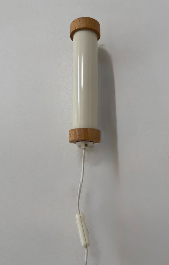 Image 1 of Applique vintage orientable, métal laqué blanc et pin, Suède, 1980