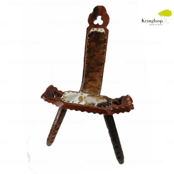 Image 1 of Silla/taburete español de 3 patas con asiento de piel de vacuno