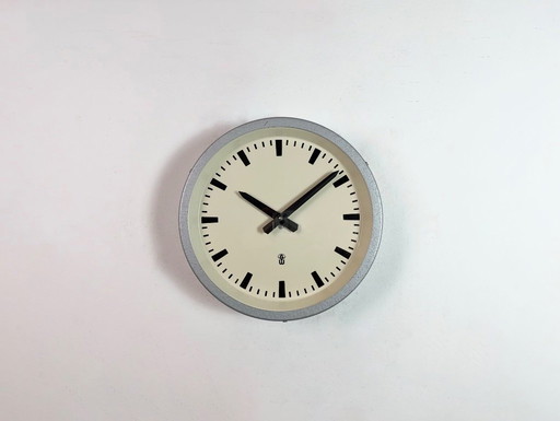 Horloge murale grise de style industriel est-allemand, de marque GW, années 1960