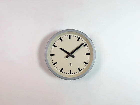 Image 1 of Graue industriell anmutende Wanduhr aus Ostdeutschland von GW, 1960er Jahre