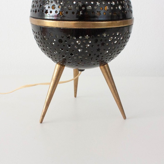 Image 1 of Lampe de table Saturn française des années 1950 en aluminium ajouré et laiton