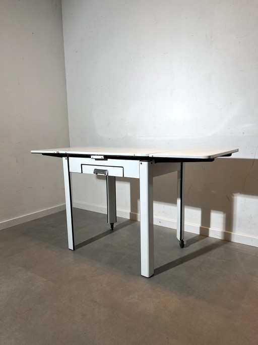 Mesa plegable de esmalte blanco de los años 50 – eettafels