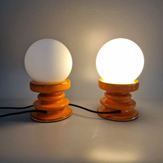 Image 1 of Set van 2 Vintage Tafellampen – Oranje Keramiek & Opaalglas – Space Age Look – E14 – 22 cm Hoog. MCM, 1970s.