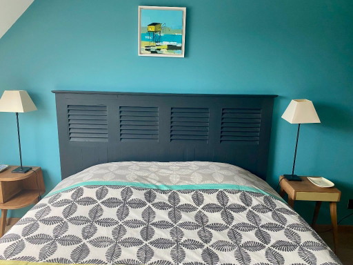 Black wooden headboard / louvered shapes – slaaptoebehoren