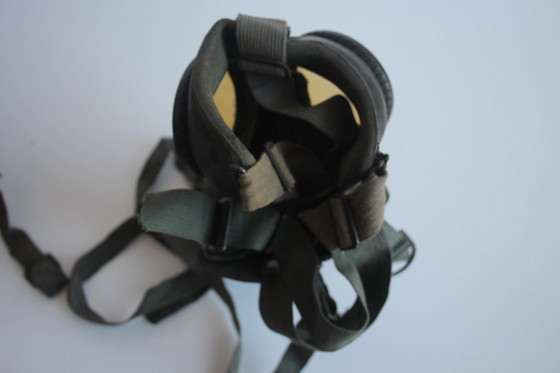 Image 1 of Origineel gasmasker uit de Tweede Wereldoorlog met naamplaatje en soldatenrang, circa 1940