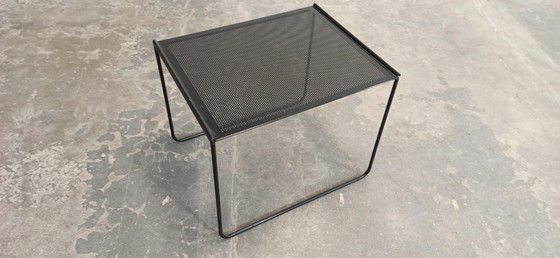 Image 1 of Table d'appoint postmoderne en métal perforé