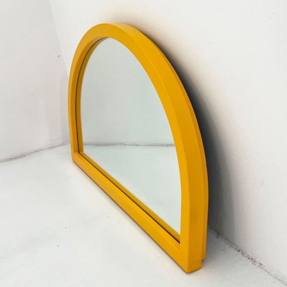 Image 1 of Specchio con cornice ad arco giallo di Anna Castelli Ferrieri per Kartell, anni '80