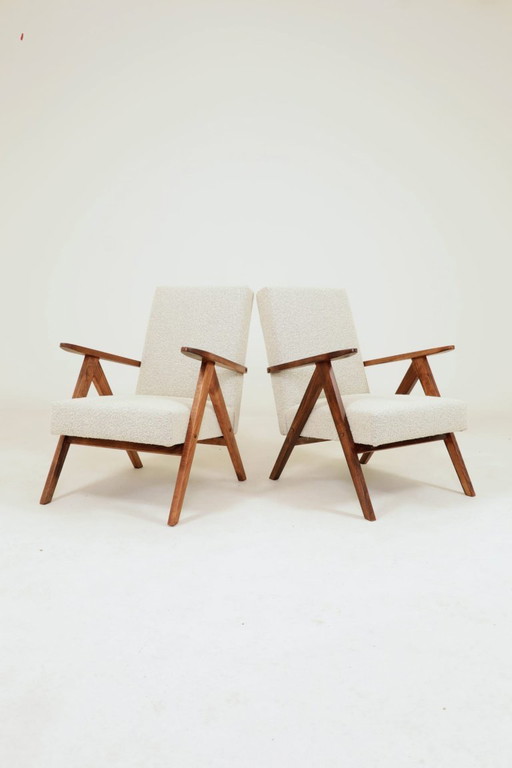 Coppia di poltrone lunghe color bianco sporco dal design moderno e sinuoso
