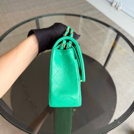 Image 1 of Borsa Chanel Classic Flap Medium - 25 cm in pelle di agnello trapuntata verde con finiture dorate, serie 18
