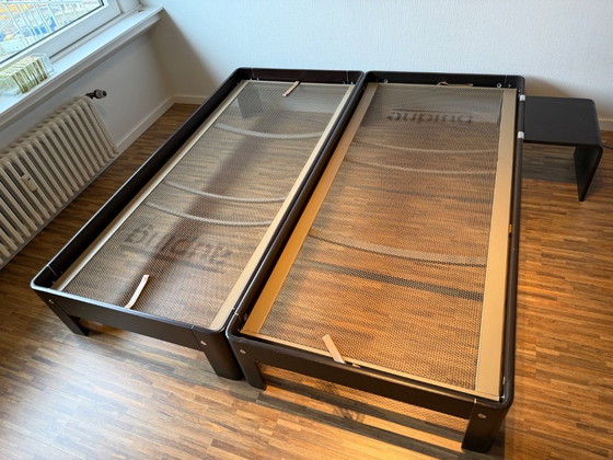 Image 1 of Deux lits simples Auping avec sommier réglable et table de chevet