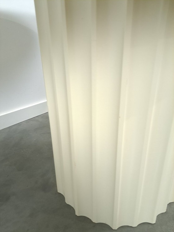 Image 1 of Runder, cremefarbener Esstisch mit gerippten Beinen