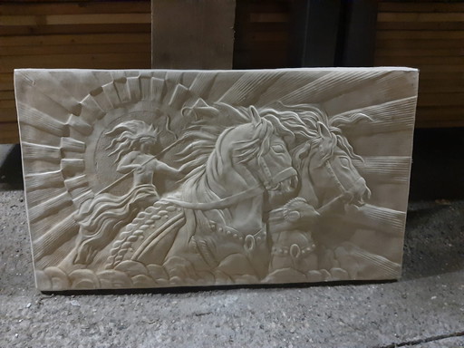 Klassieke wanddecoratie – reliëfs met mythologisch tafereel Helios– ±15 cm dik – gebruikt
