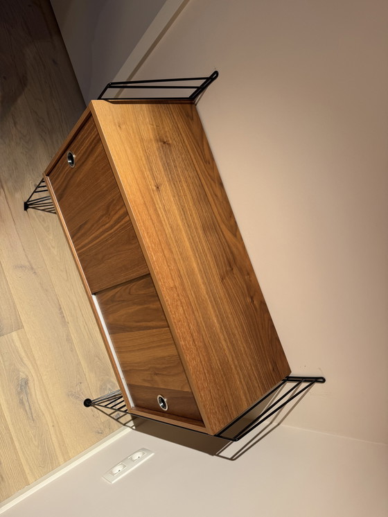 Image 1 of Armario bajo de pared String en nogal-negro